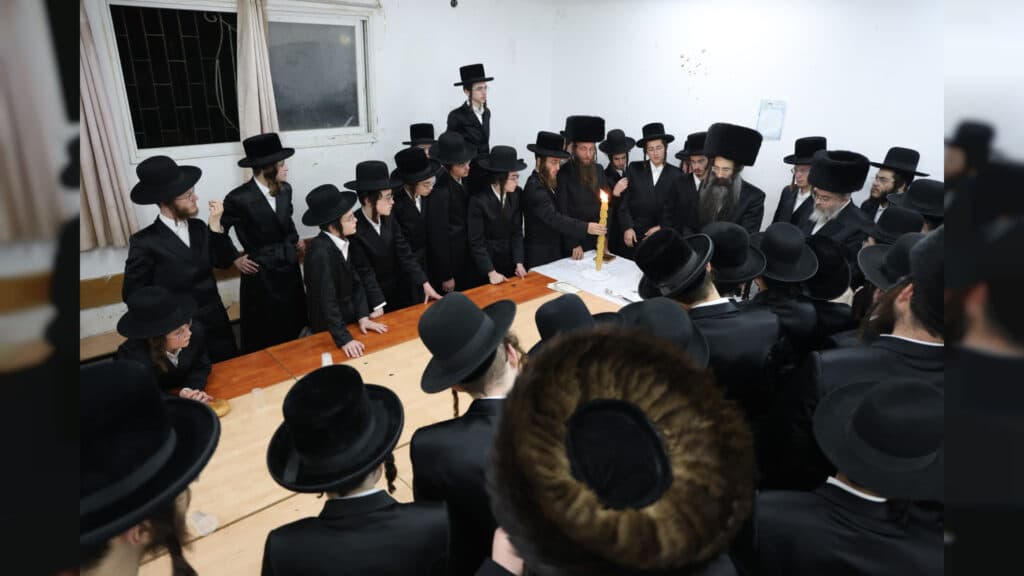 האדמו"ר מסטריקוב הדליק את צפת ושבת עם בני הישיבה