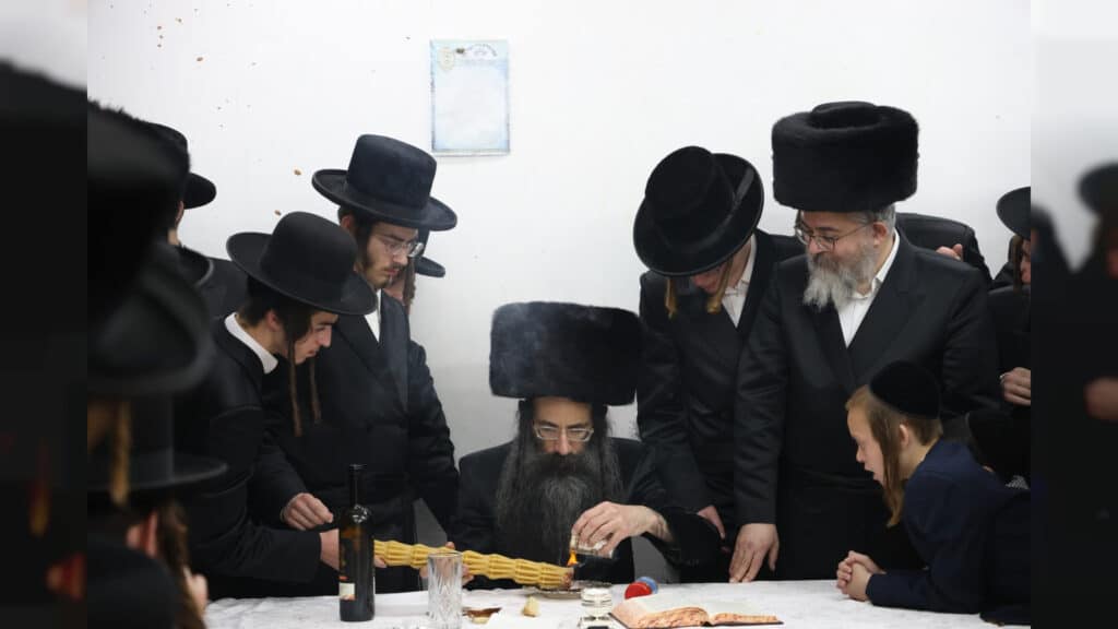 האדמו"ר מסטריקוב הדליק את צפת ושבת עם בני הישיבה