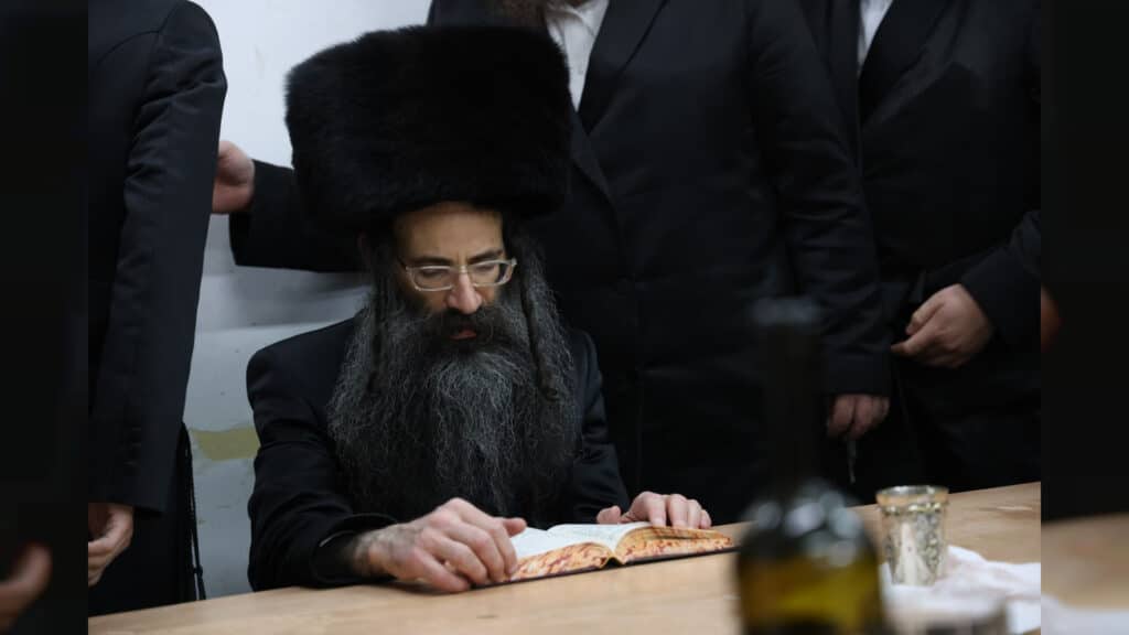 האדמו"ר מסטריקוב הדליק את צפת ושבת עם בני הישיבה