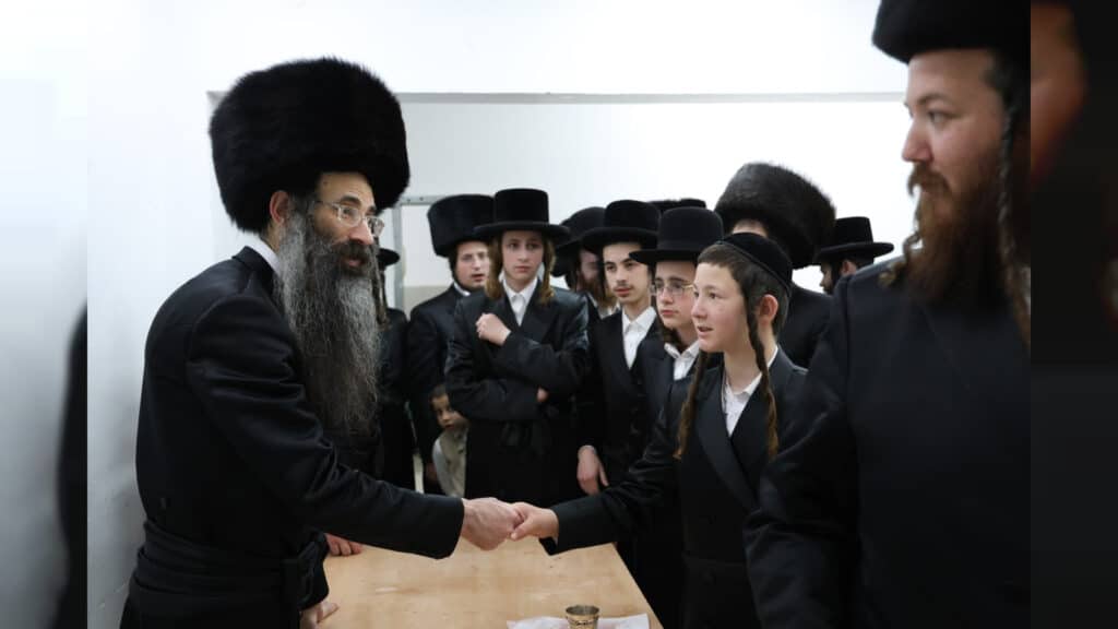 האדמו"ר מסטריקוב הדליק את צפת ושבת עם בני הישיבה