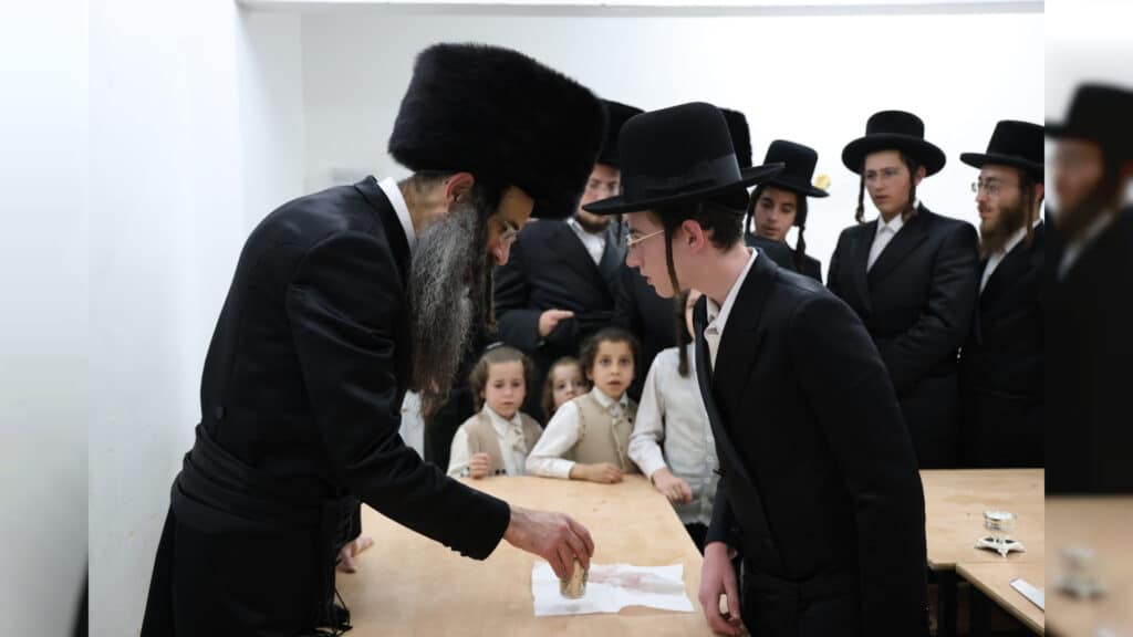 האדמו"ר מסטריקוב הדליק את צפת ושבת עם בני הישיבה