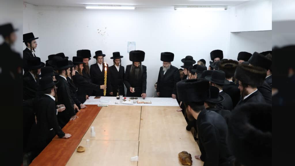 האדמו"ר מסטריקוב הדליק את צפת ושבת עם בני הישיבה