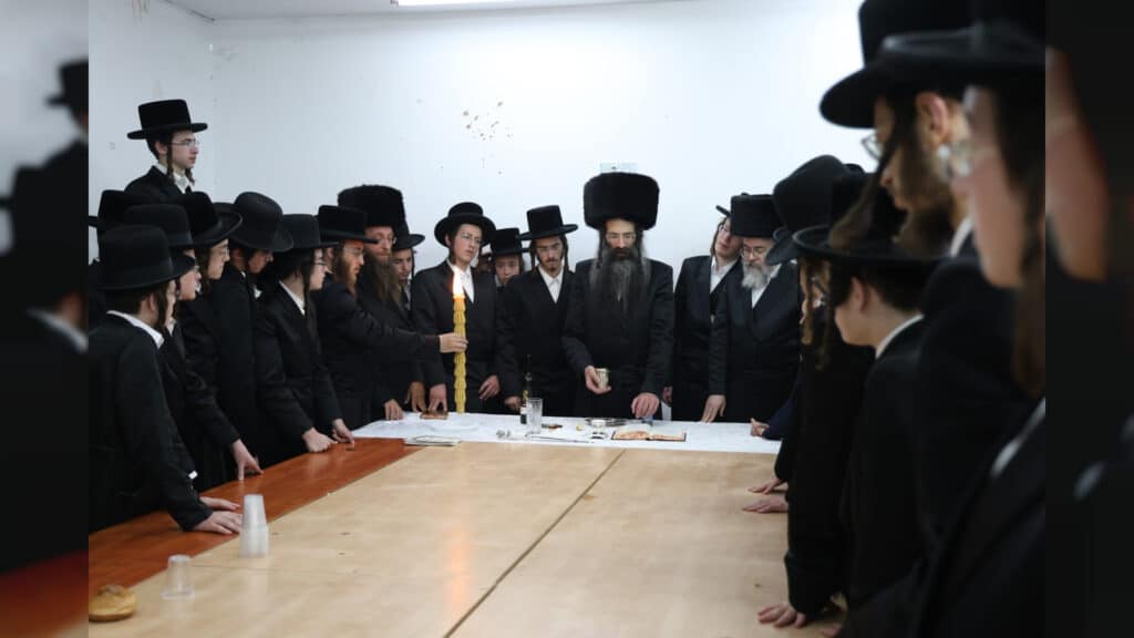 האדמו"ר מסטריקוב הדליק את צפת ושבת עם בני הישיבה