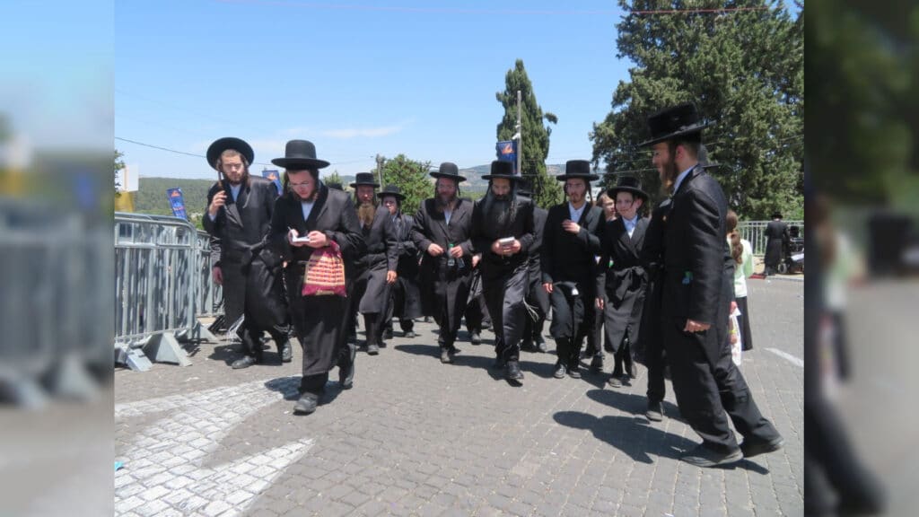האדמו"ר מסטריקוב הדליק את צפת ושבת עם בני הישיבה