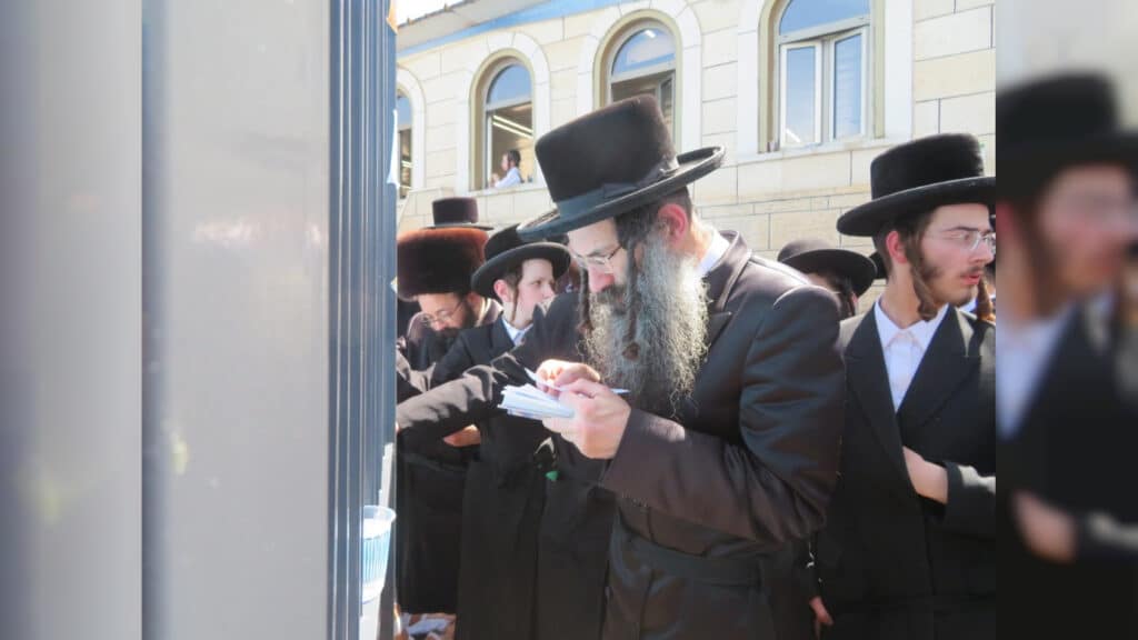 האדמו"ר מסטריקוב הדליק את צפת ושבת עם בני הישיבה