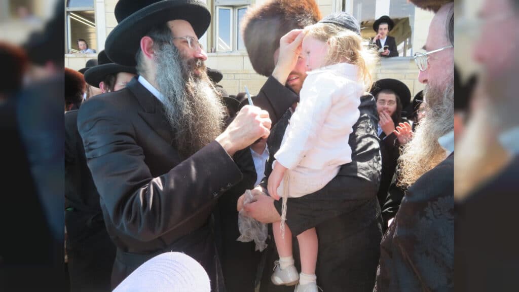 האדמו"ר מסטריקוב הדליק את צפת ושבת עם בני הישיבה