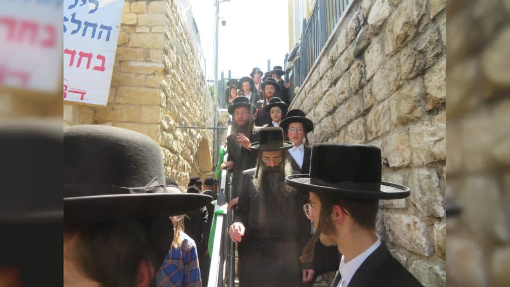 האדמו"ר מסטריקוב הדליק את צפת ושבת עם בני הישיבה