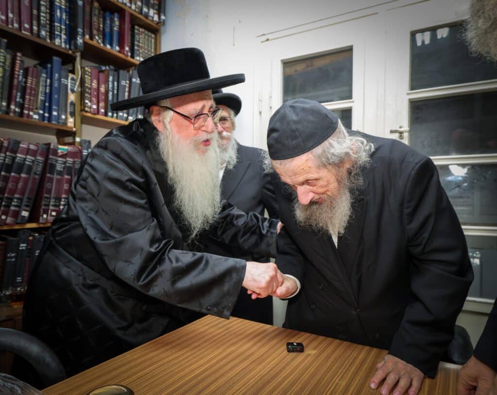 תיעוד: כשמרן הגר"ד לנדו ליווה את האדמו"ר עד פתח ביתו