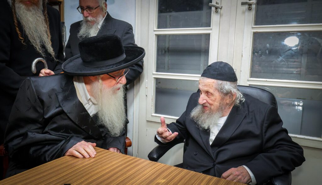 תיעוד: כשמרן הגר"ד לנדו ליווה את האדמו"ר עד פתח ביתו