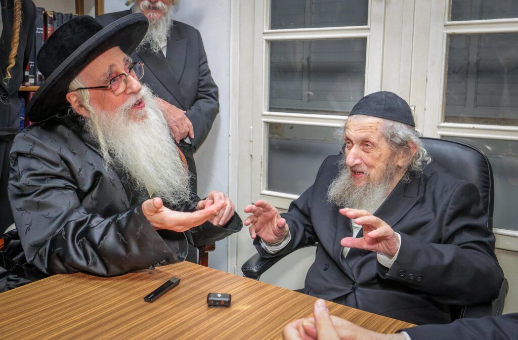 תיעוד: כשמרן הגר"ד לנדו ליווה את האדמו"ר עד פתח ביתו