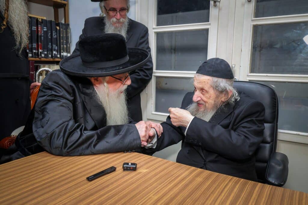 תיעוד: כשמרן הגר"ד לנדו ליווה את האדמו"ר עד פתח ביתו