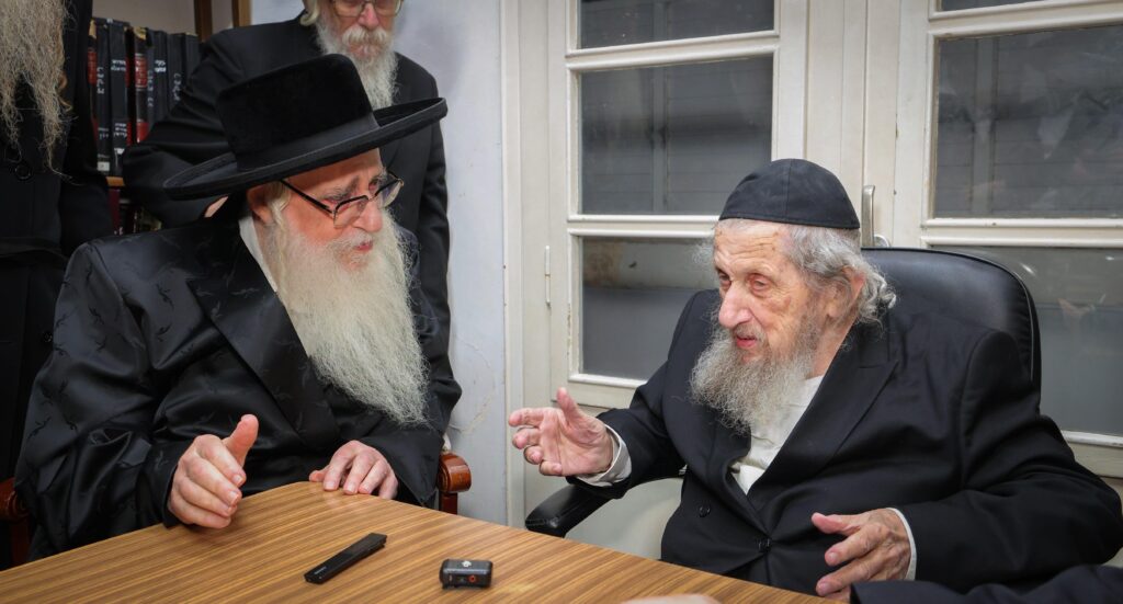 תיעוד: כשמרן הגר"ד לנדו ליווה את האדמו"ר עד פתח ביתו