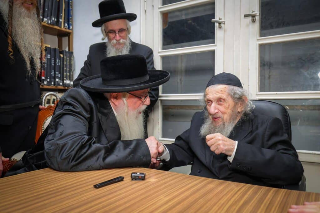 תיעוד: כשמרן הגר"ד לנדו ליווה את האדמו"ר עד פתח ביתו