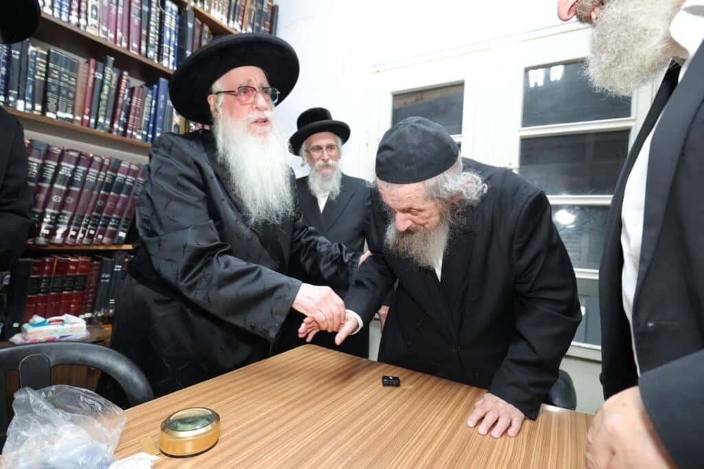 תיעוד: כשמרן הגר"ד לנדו ליווה את האדמו"ר עד פתח ביתו