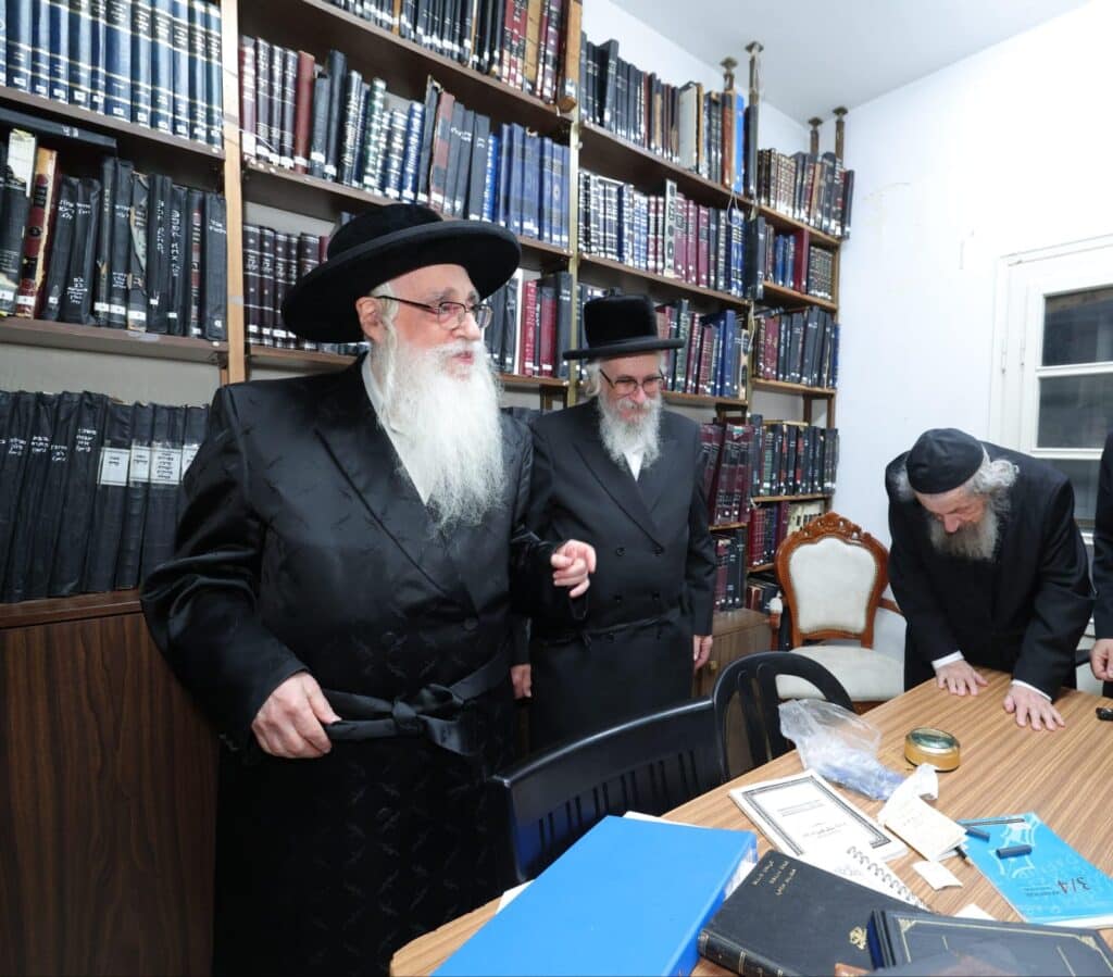 תיעוד: כשמרן הגר"ד לנדו ליווה את האדמו"ר עד פתח ביתו