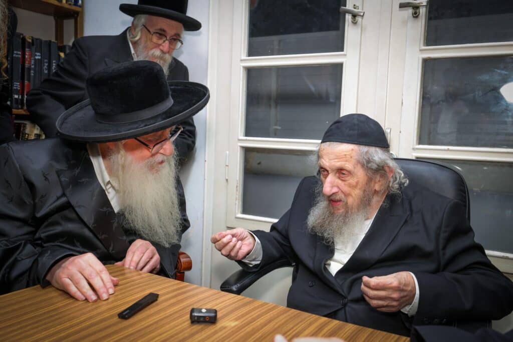 תיעוד: כשמרן הגר"ד לנדו ליווה את האדמו"ר עד פתח ביתו