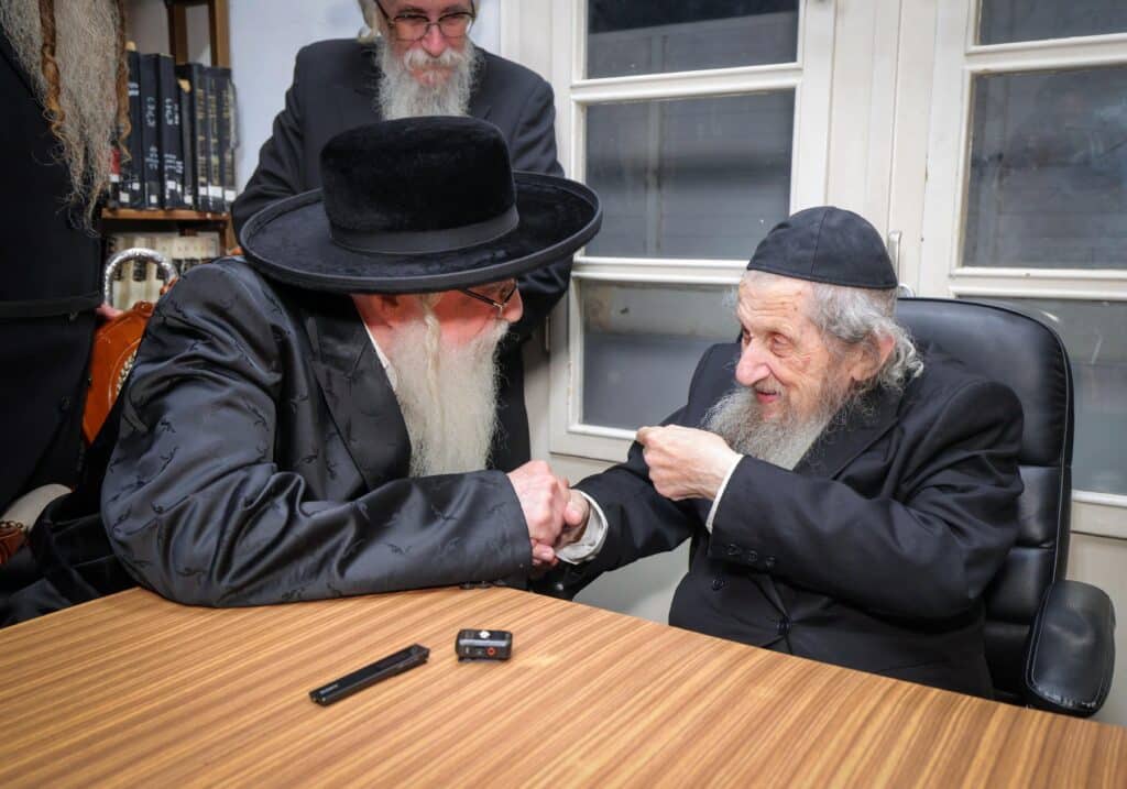 תיעוד: כשמרן הגר"ד לנדו ליווה את האדמו"ר עד פתח ביתו