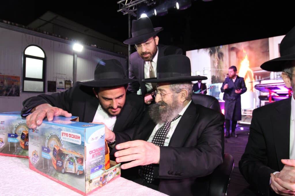 בני ברק: חברי המועצת ורב העיר הדליקו את ההדלקה המרכזית