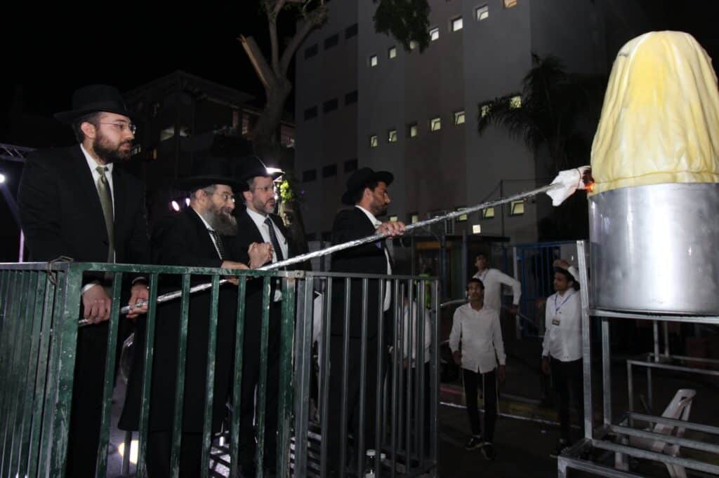 בני ברק: חברי המועצת ורב העיר הדליקו את ההדלקה המרכזית