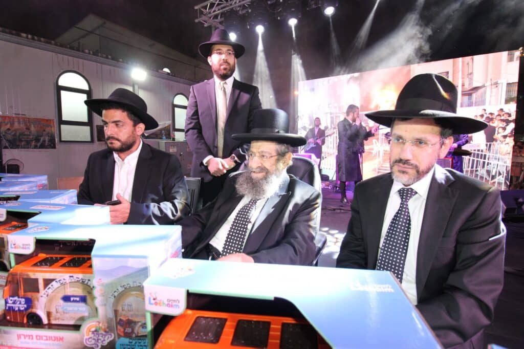 בני ברק: חברי המועצת ורב העיר הדליקו את ההדלקה המרכזית