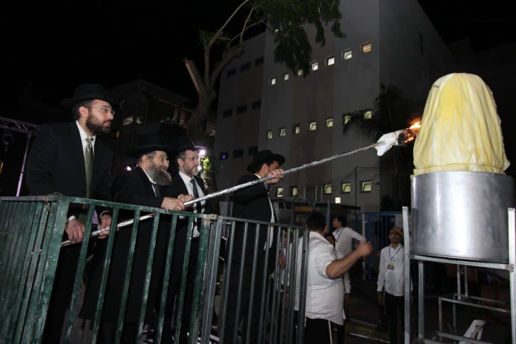 בני ברק: חברי המועצת ורב העיר הדליקו את ההדלקה המרכזית