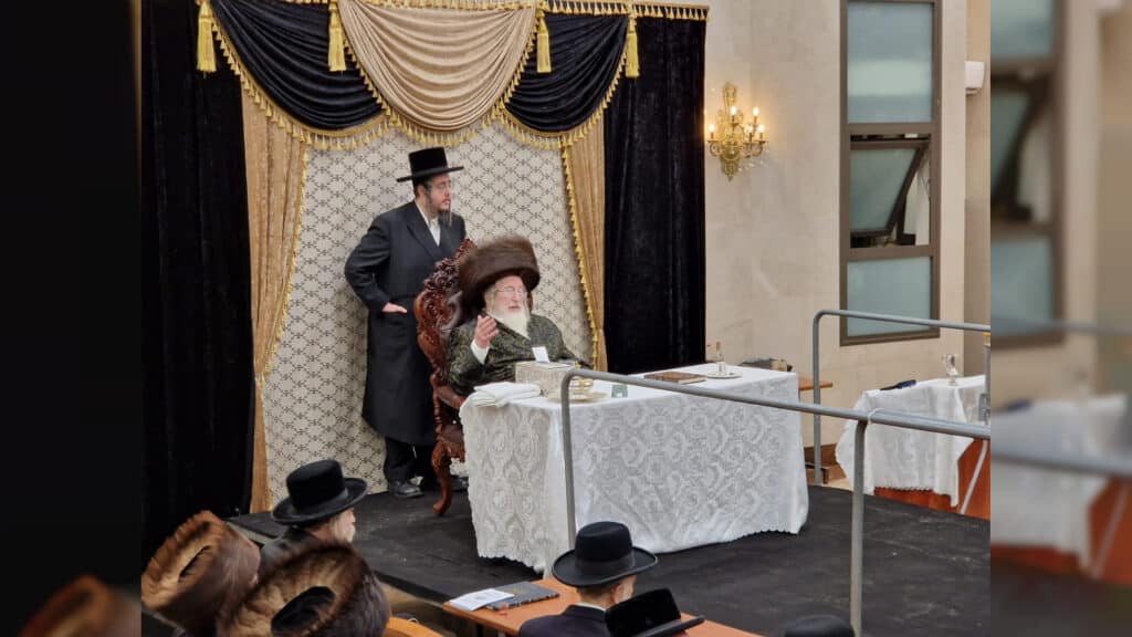 עם אבוקות ובחורי החסידות: ההדלקה של האדמו"ר מספינקא