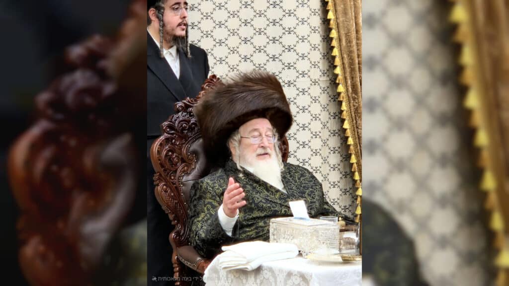 עם אבוקות ובחורי החסידות: ההדלקה של האדמו"ר מספינקא