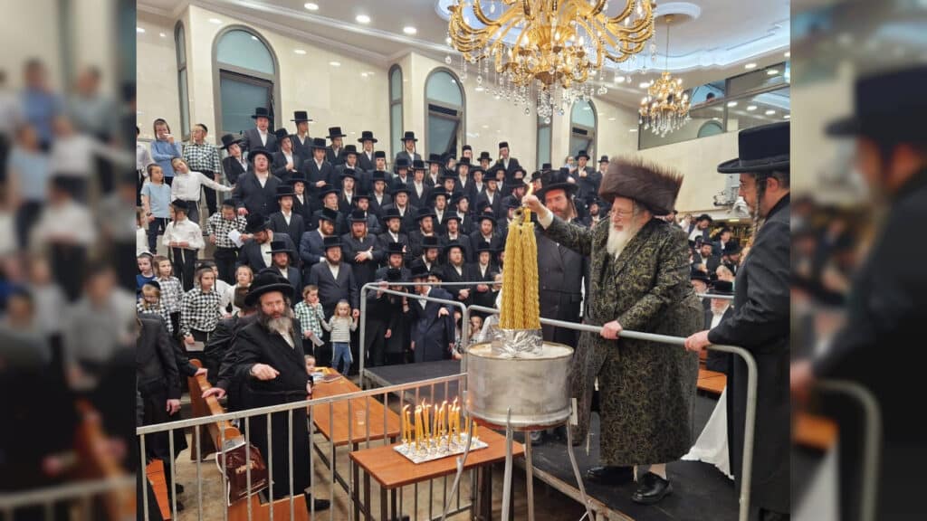 עם אבוקות ובחורי החסידות: ההדלקה של האדמו"ר מספינקא