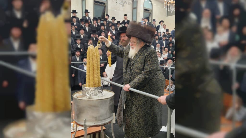 עם אבוקות ובחורי החסידות: ההדלקה של האדמו"ר מספינקא