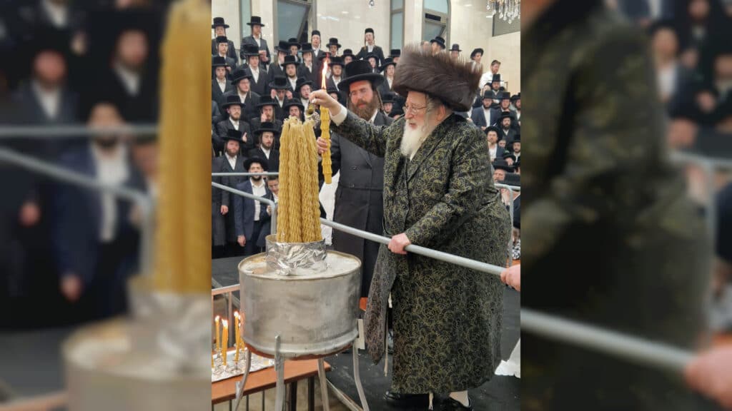 עם אבוקות ובחורי החסידות: ההדלקה של האדמו"ר מספינקא