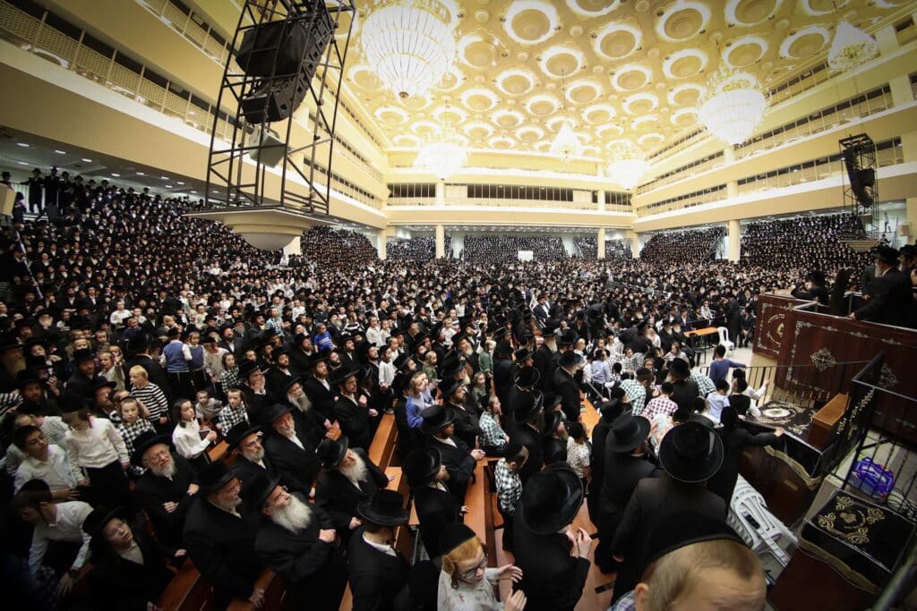 התרגשות בויז'ניץ: הרבי הדליק את הקריה - החסידים בירכו 'שהחיינו'