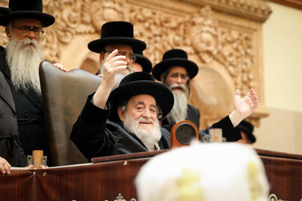 התרגשות בויז'ניץ: הרבי הדליק את הקריה - החסידים בירכו 'שהחיינו'