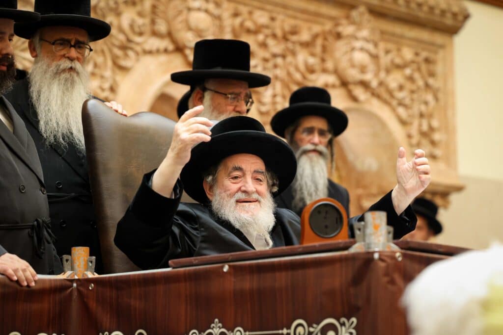 התרגשות בויז'ניץ: הרבי הדליק את הקריה - החסידים בירכו 'שהחיינו'