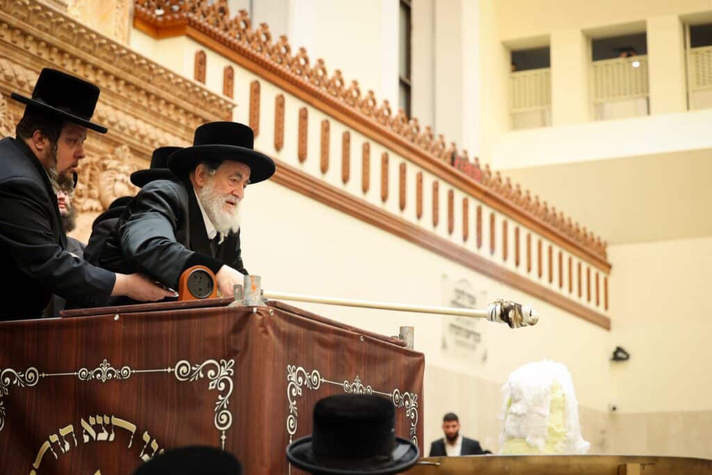 התרגשות בויז'ניץ: הרבי הדליק את הקריה - החסידים בירכו 'שהחיינו'