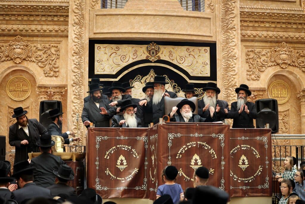 התרגשות בויז'ניץ: הרבי הדליק את הקריה - החסידים בירכו 'שהחיינו'