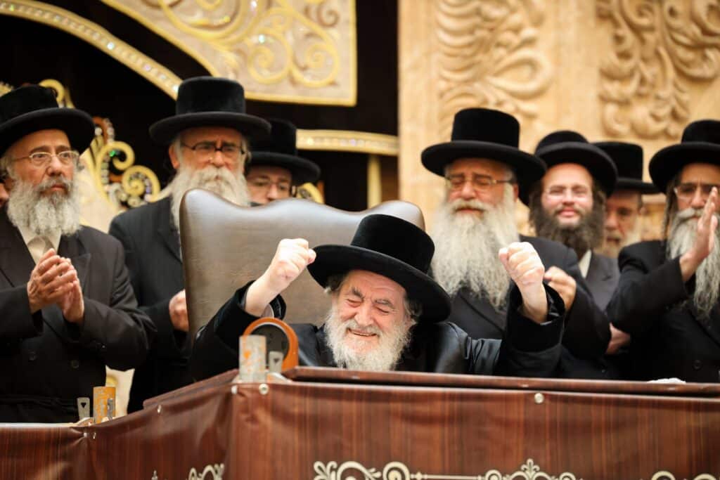 התרגשות בויז'ניץ: הרבי הדליק את הקריה - החסידים בירכו 'שהחיינו'