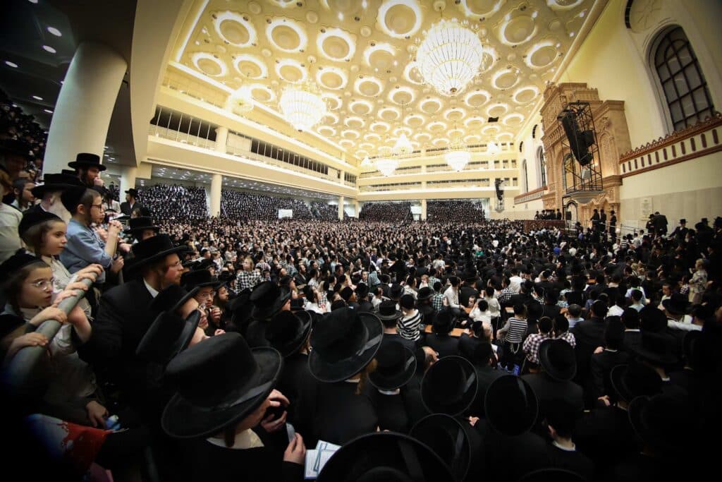 התרגשות בויז'ניץ: הרבי הדליק את הקריה - החסידים בירכו 'שהחיינו'