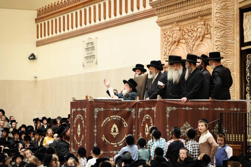 התרגשות בויז'ניץ: הרבי הדליק את הקריה - החסידים בירכו 'שהחיינו'