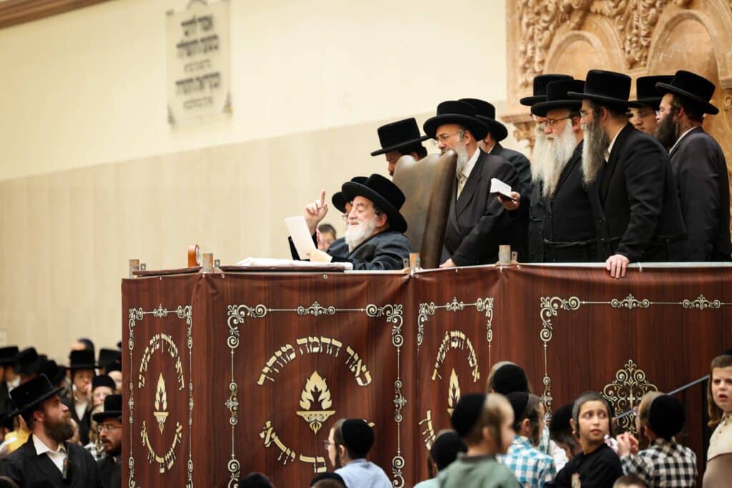 התרגשות בויז'ניץ: הרבי הדליק את הקריה - החסידים בירכו 'שהחיינו'