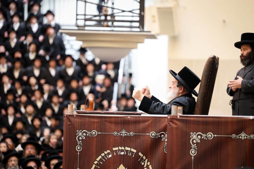 התרגשות בויז'ניץ: הרבי הדליק את הקריה - החסידים בירכו 'שהחיינו'