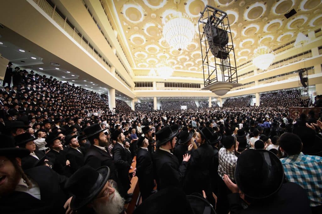 התרגשות בויז'ניץ: הרבי הדליק את הקריה - החסידים בירכו 'שהחיינו'