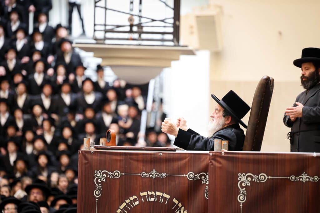 התרגשות בויז'ניץ: הרבי הדליק את הקריה - החסידים בירכו 'שהחיינו'