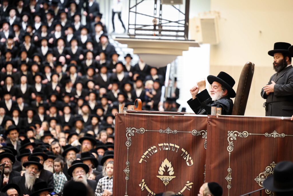 התרגשות בויז'ניץ: הרבי הדליק את הקריה - החסידים בירכו 'שהחיינו'