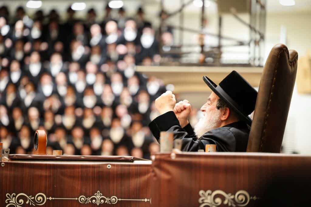 התרגשות בויז'ניץ: הרבי הדליק את הקריה - החסידים בירכו 'שהחיינו'