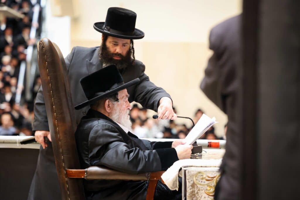 התרגשות בויז'ניץ: הרבי הדליק את הקריה - החסידים בירכו 'שהחיינו'