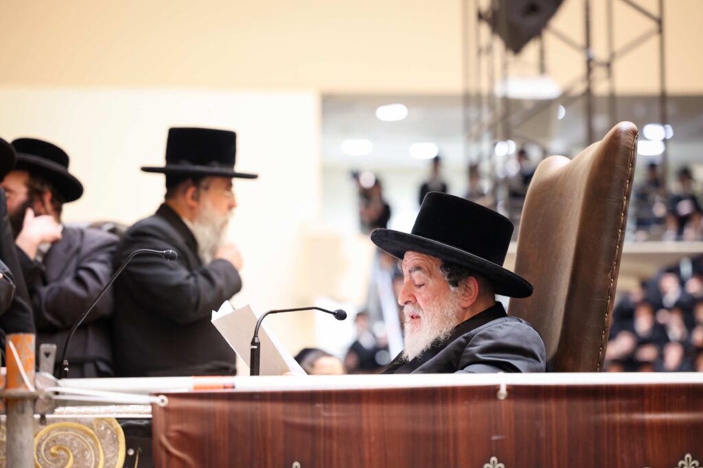 התרגשות בויז'ניץ: הרבי הדליק את הקריה - החסידים בירכו 'שהחיינו'