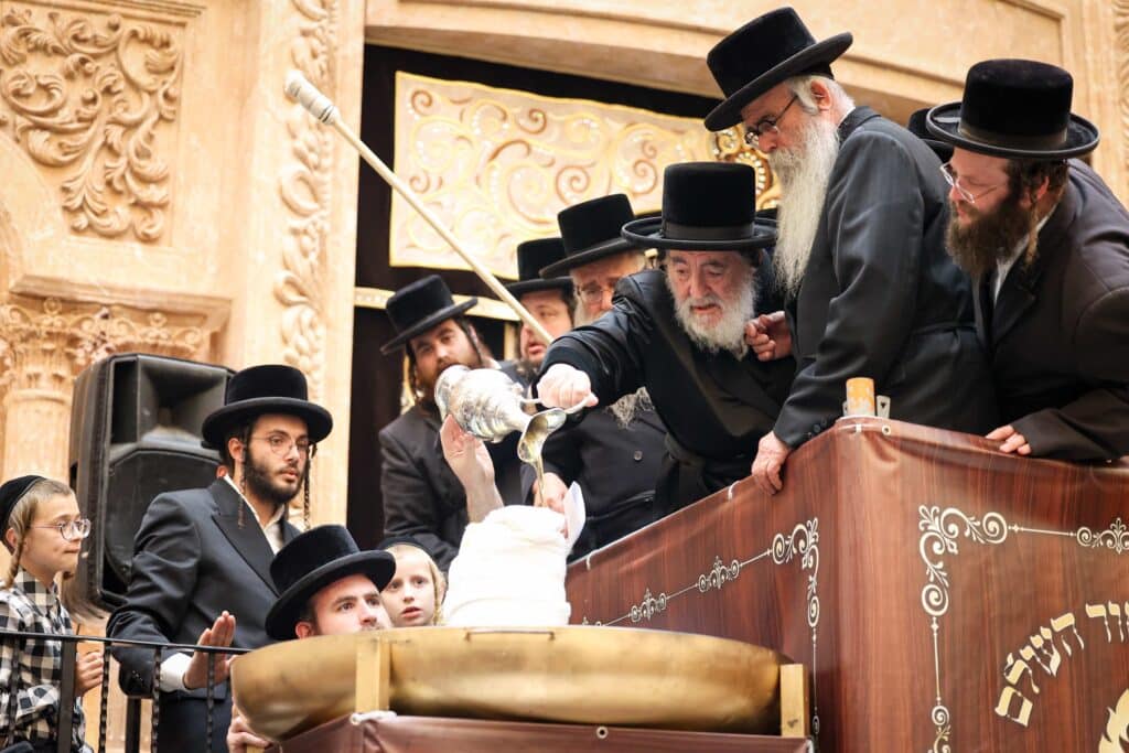 התרגשות בויז'ניץ: הרבי הדליק את הקריה - החסידים בירכו 'שהחיינו'