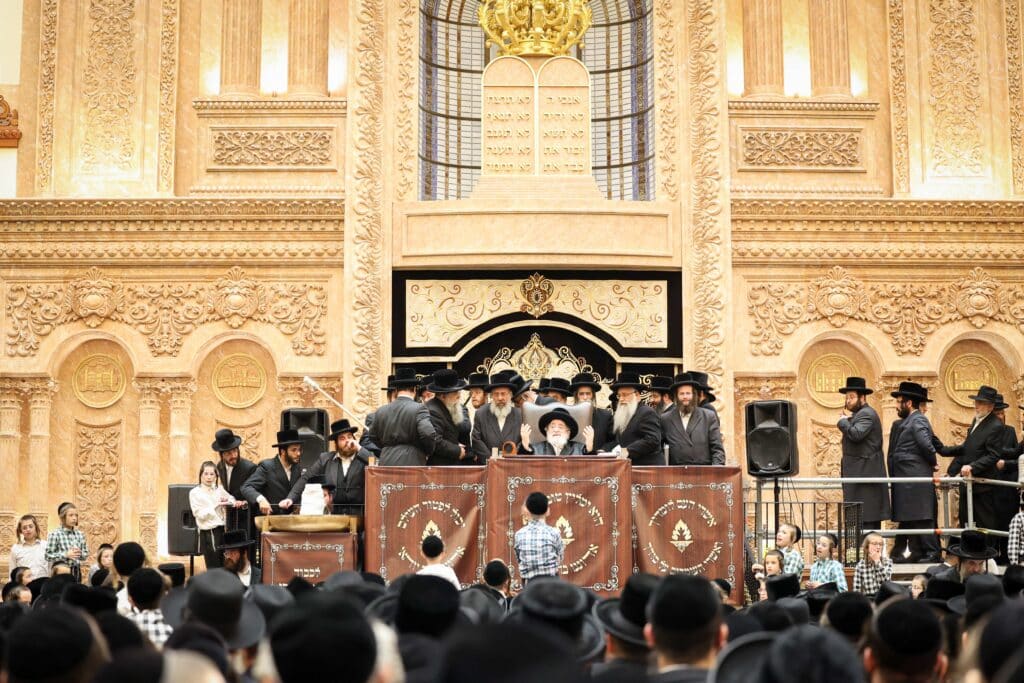 התרגשות בויז'ניץ: הרבי הדליק את הקריה - החסידים בירכו 'שהחיינו'