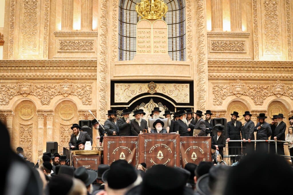 התרגשות בויז'ניץ: הרבי הדליק את הקריה - החסידים בירכו 'שהחיינו'