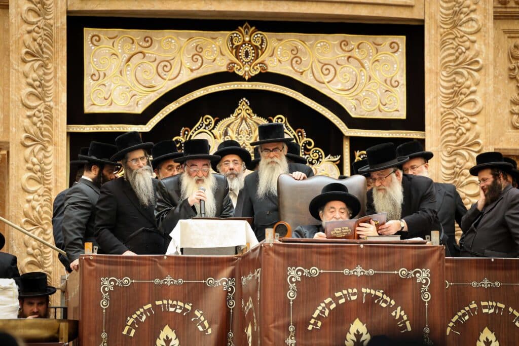 התרגשות בויז'ניץ: הרבי הדליק את הקריה - החסידים בירכו 'שהחיינו'